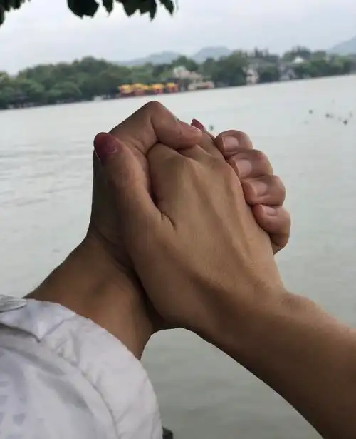 原创刘畊宏与妻子王婉霏一同慢跑10公里,两人西湖边牵手拍浪漫美照