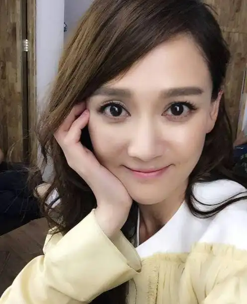 陈乔恩写真,图1怀抱狗狗,图4眨眼卖萌,最后一张背影美极了