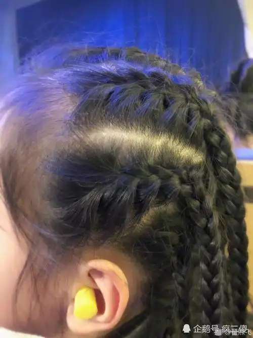 雷佳音老婆罕见晒娃,女儿梳着小脏辫六岁就有大长腿