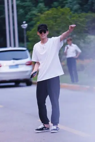 吴亦凡白t黑裤简单时尚街拍写真