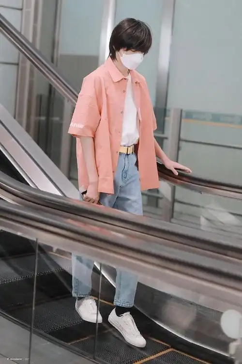 宋亚轩马卡龙色西装