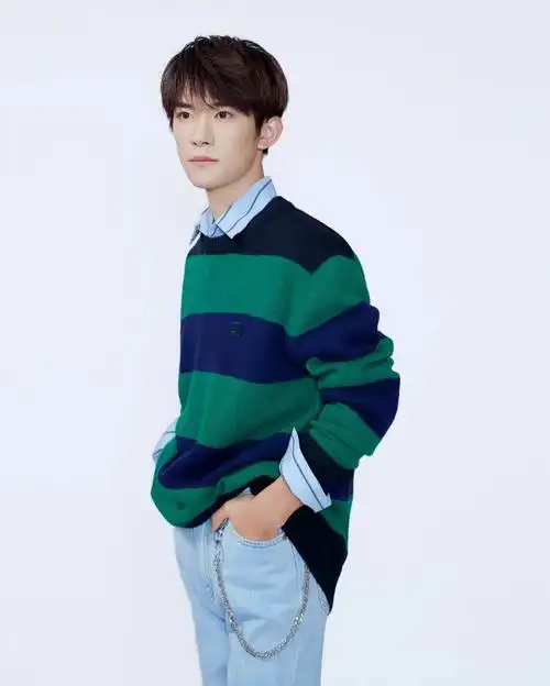 易烊千玺穿条纹撞色毛衣温暖时尚低头读信认真帅气