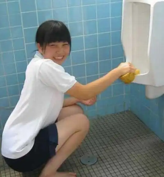 据悉日本中学生就要自己洗学校里的卫生间,注意看还是赤脚,双手几乎是
