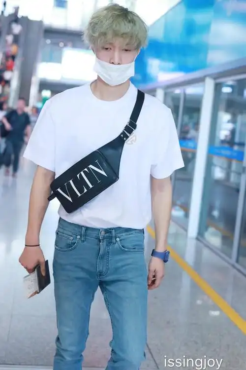 张艺兴机场饭拍北京76波士顿白色羊蹄t恤浅色牛仔裤黑色小胸包