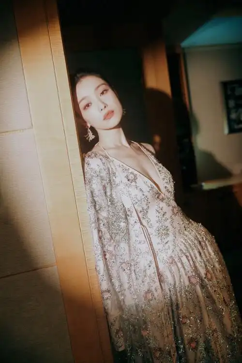 倪妮露肩礼服
