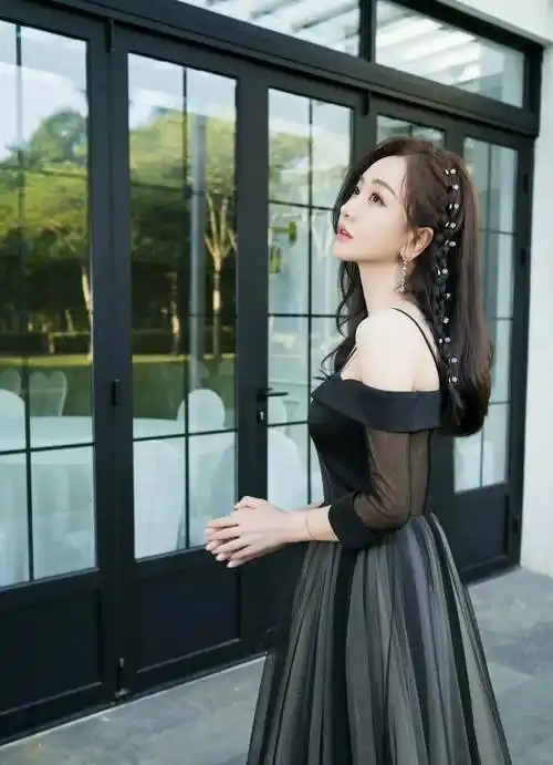 女星杨蓉时尚写真:靓丽姣美,五官端正