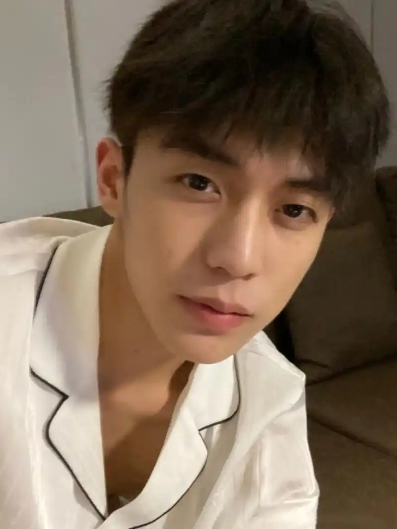 自拍 余庆伟的招牌自拍角度 @不是老95 @人鱼线的pdd - 抖音