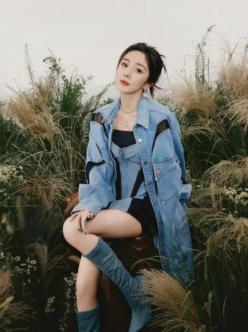 杨幂不愧为时尚潮流引领者新造型带你感受靛蓝色的魅力