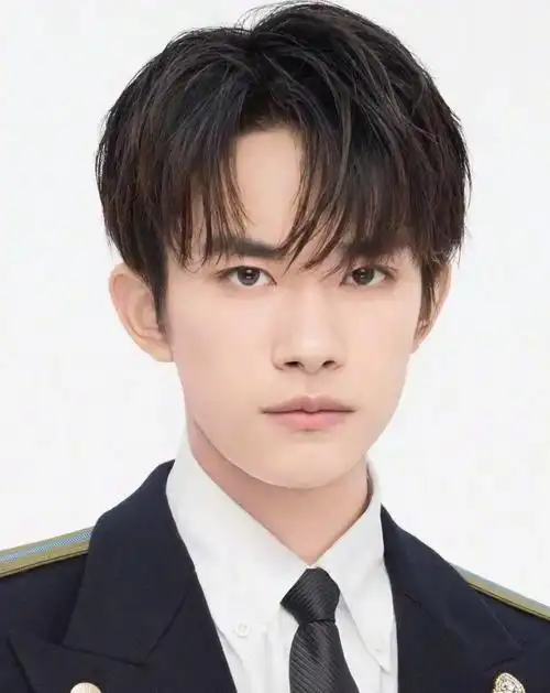 易烊千玺证件照