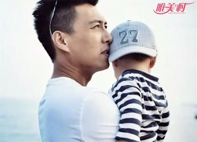 靳东妻子生二胎后首亮相李佳满脸笑意揭其与靳东相识过程