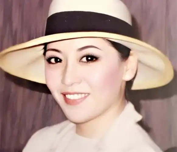 "香港女枭雄"陈岚:18岁被母亲卖进舞厅,甘做向华强背后的女人_腾讯新