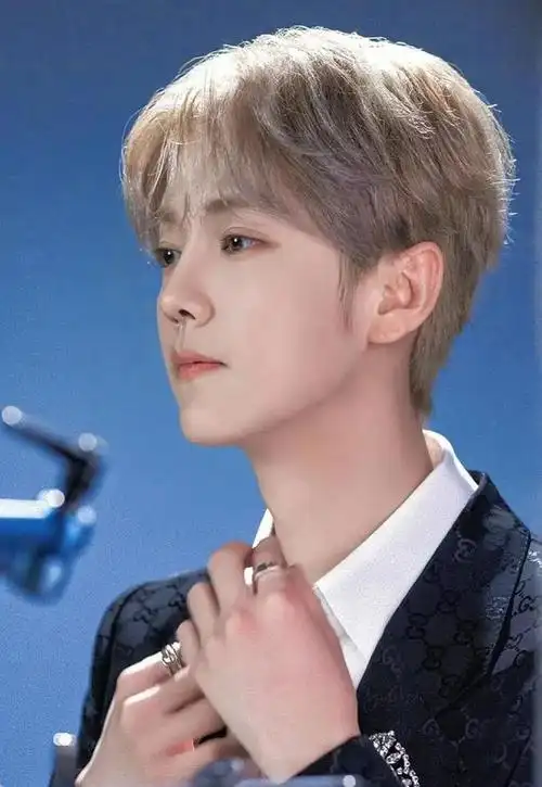 王源无人在意三小流量垫底其实王源流量下滑很大原因是因为他室内抽烟