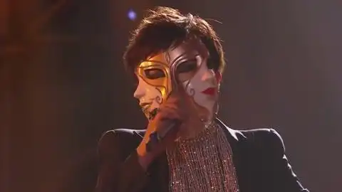 蒙面歌王精彩合集 :  歌坛老将出口不凡,开口就是王者级唱功,被她征服