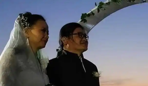 刘欢夫妇办家宴,吉克隽逸穿着暴露引反感,遭诸多网友抨击没教养