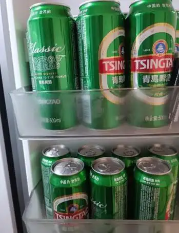 夏天买啤酒,这种啤酒用料足,喝着顺口,囤上几箱放在家里慢慢喝,冰爽