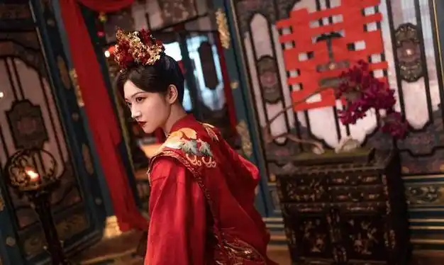 景甜穿大红色婚服雍容华贵体态端庄风华绝代