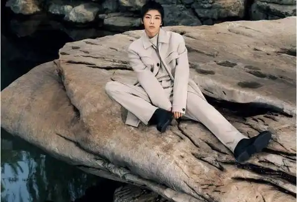 结语:歌手华晨宇已处于三十而立的年龄边缘,他像一些有个性的90后人士