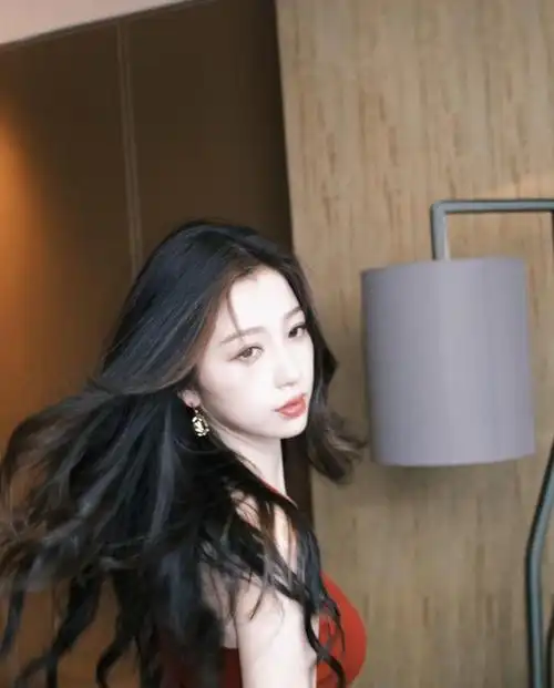 虞书欣穿红色吊带上衣大秀事业线红唇明艳性感撩人