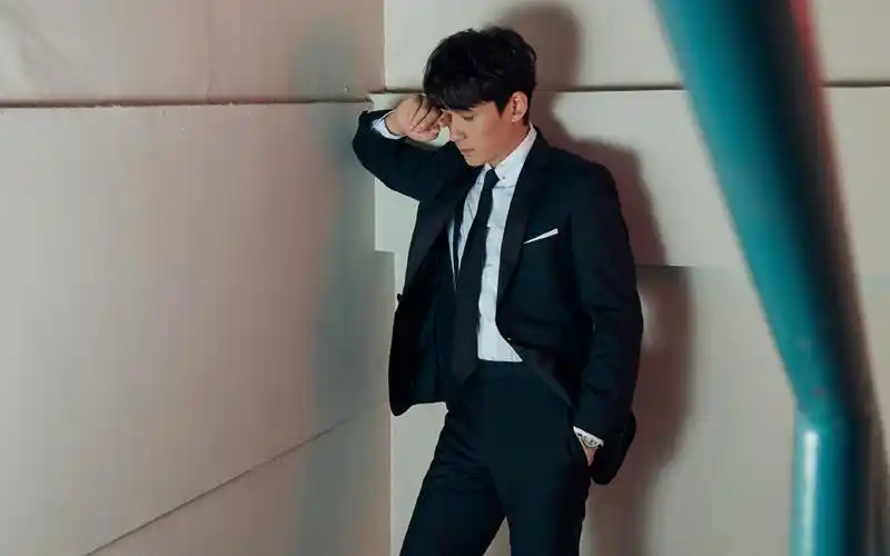 最新帅气成熟朱一龙壁纸_简单帅气的朱一龙