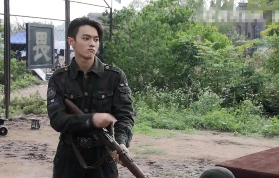 许凯片场打枪花絮曝光 穿军装端长枪眼神坚毅挺拔帅气