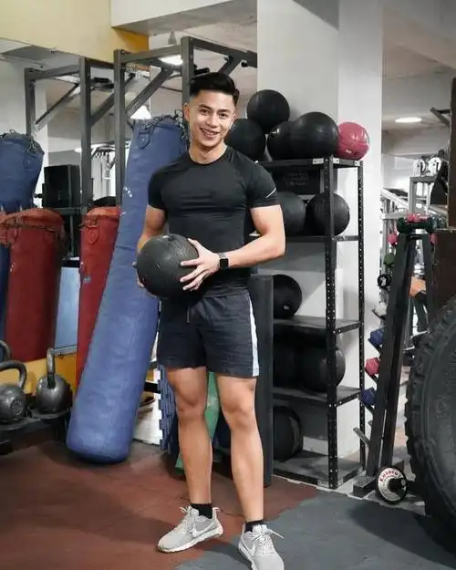 性感的人鱼线就足以让人沦陷,帅气的他还有加分的胸肌和腹肌|肌肉