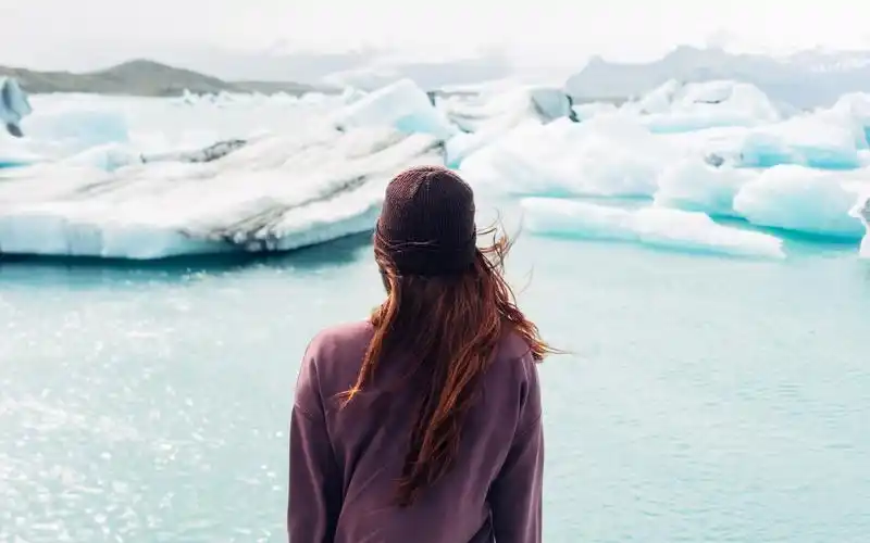 独自一个人在看风景的女生背影