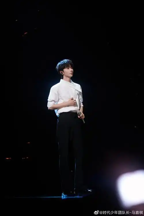 马嘉祺穿白衬衫好帅,自带苏感,是行走的画报,谁能忍住不心动啊