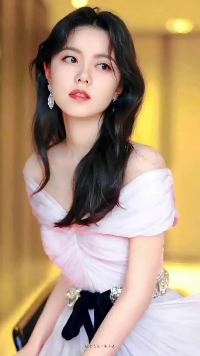 赵今麦身穿紫粉色露肩收腰礼服裙,美好苗条的少女身材惹人瞩目,优雅