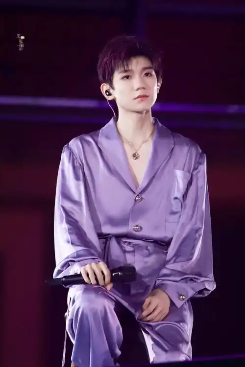 紫色头发的王源哥哥99#王源官宣加盟江苏卫视跨年