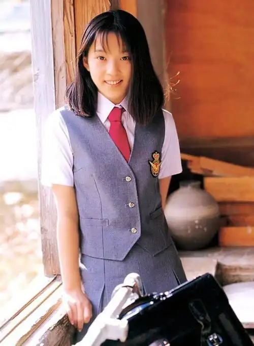 艺人校服篇杉本丽奈感觉像90年代的学生气息西装马甲有点呆