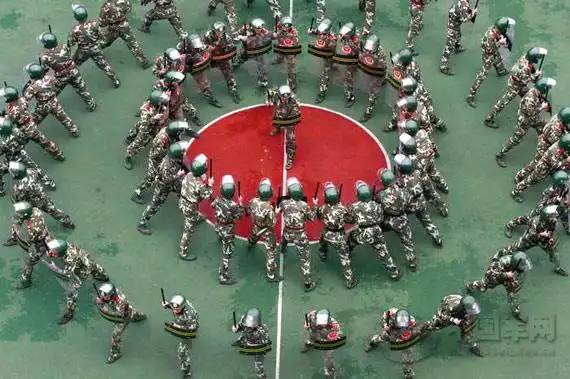 武警士兵围堵"暴乱分子".遂宁日报钟敏摄