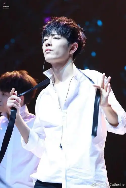 肖战冷暖反差大片#肖战名品锁骨杀合集锁骨 喉结的双重性感是畏法