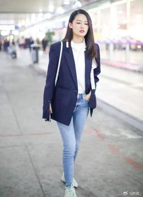 李沁走机场露内衣,长相清冷穿搭却格外性感,30岁越来越少女
