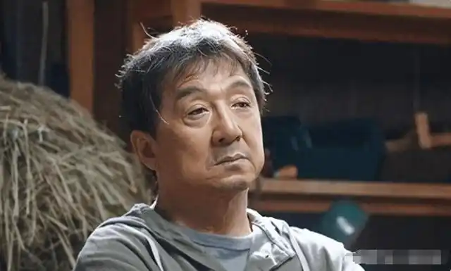 白发,眼神无光,成龙惊现断崖式衰老,直言此生愧对女儿