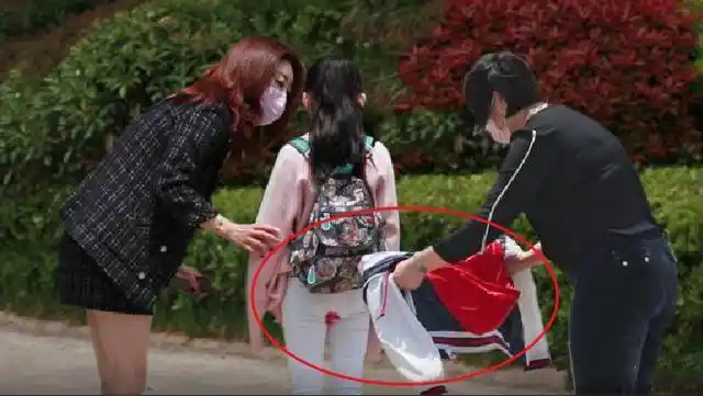 12岁少女在外突遇初潮染红白色外裤路人的一个行为太暖心