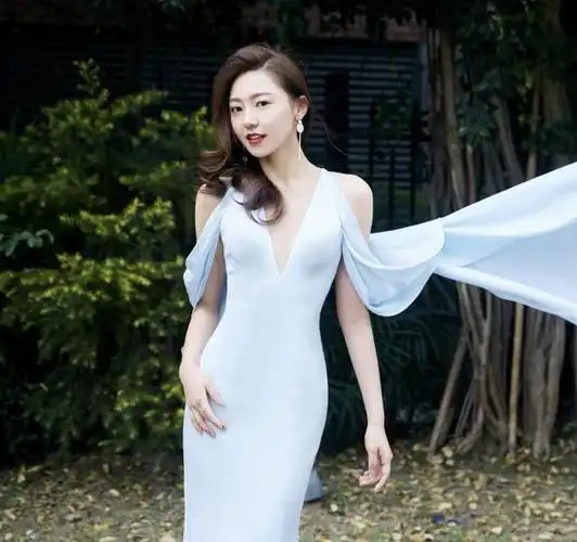 黄梦莹黑色深v礼服出席活动(黄梦莹真是美得不像话)(1)