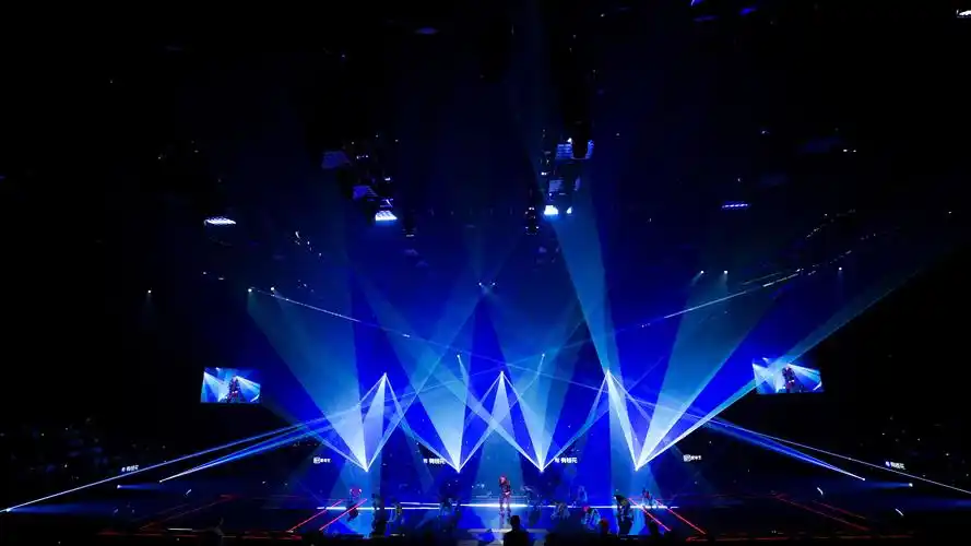 这需要在舞台周围布置许多机位,如此才能保证舞台的每个角度都能够被