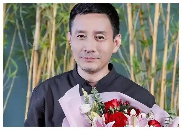 53岁田小洁露面!