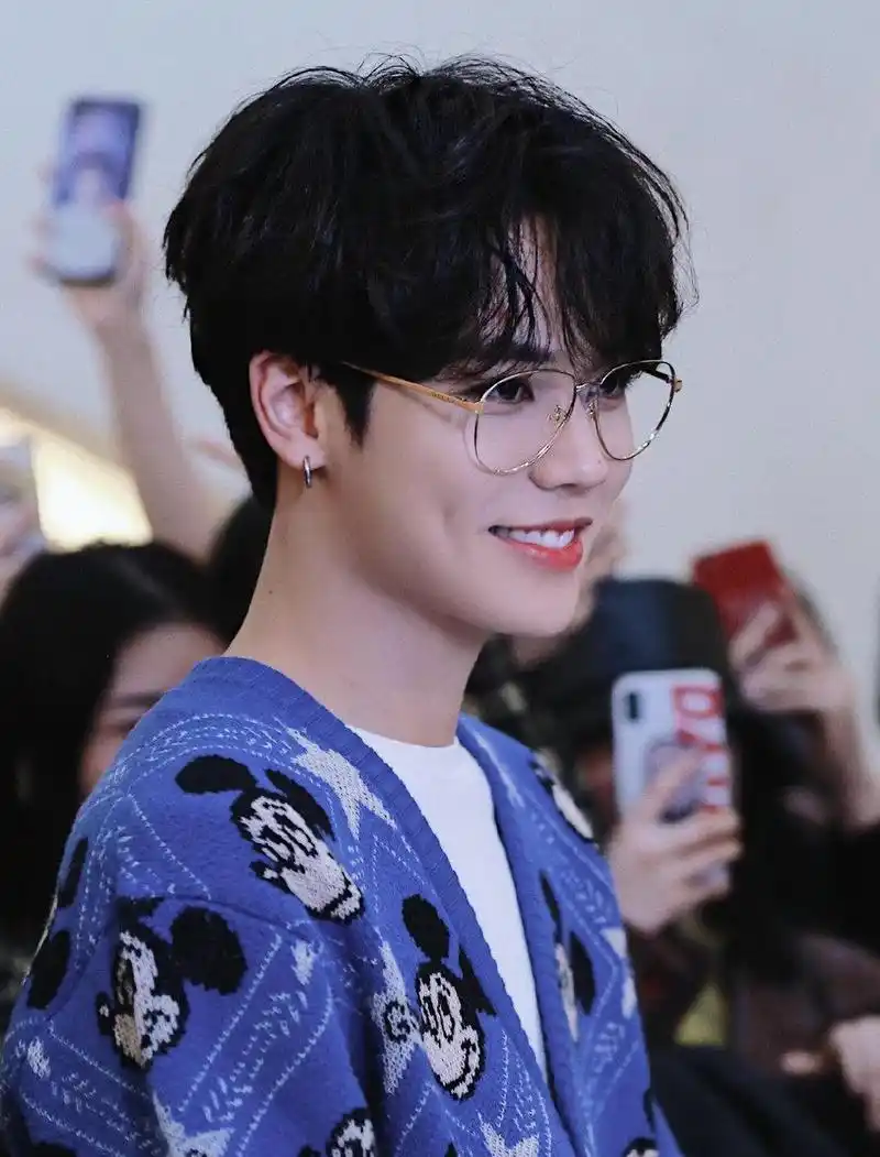 林彦俊的笑也太上头了,浅浅的酒窝,很是阳光