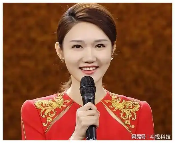 龙年春晚主持人阵容曝光女主持人遭嫌弃董卿董宇辉呼声最高