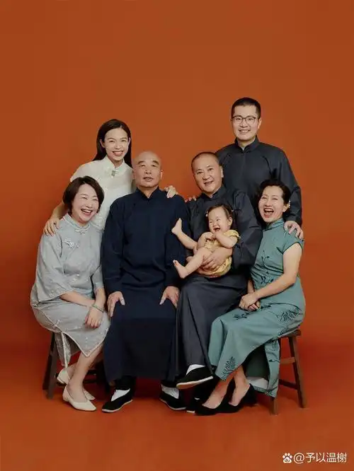 三代同堂92端端正正挂客厅的全家福