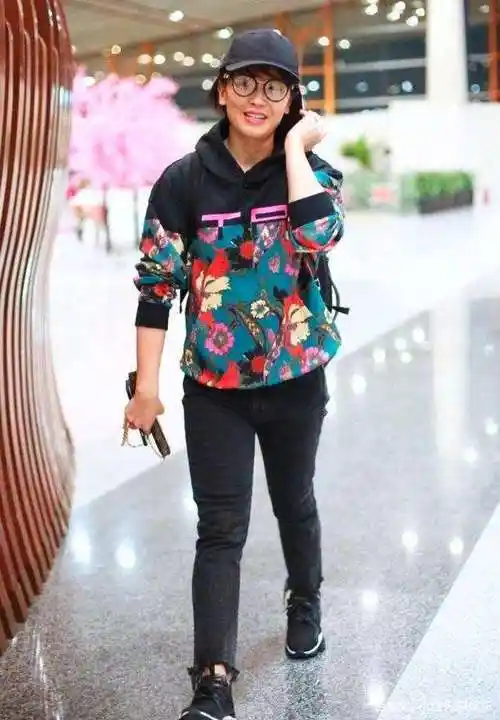 刘涛走路内八字视频,杨幂内八字怎么那么厉害