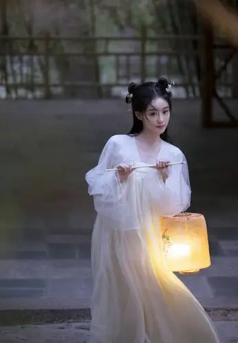 5月13日,祝绪丹晒出最新古风写真,穿着古装的她气质灵动,宛如仙女下凡