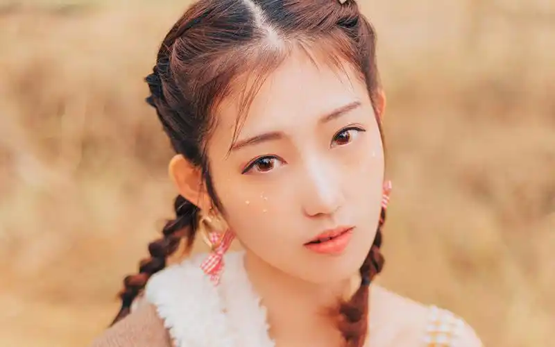 眉清目秀清纯美女户外写真图片桌面壁纸