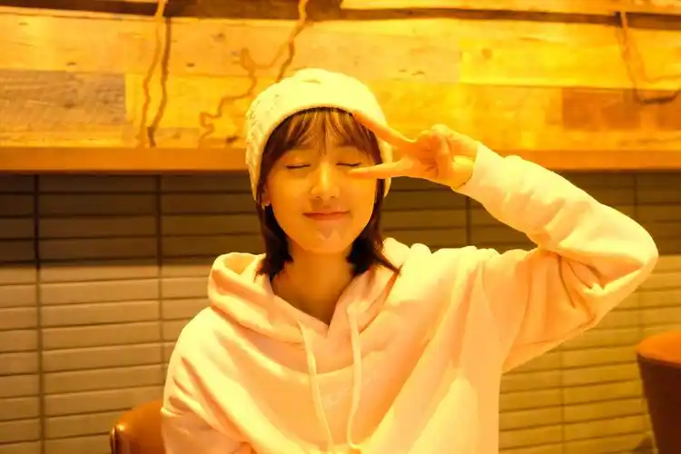 袁冰妍戴毛帽写真似精灵  捧脸杀萌翻网友