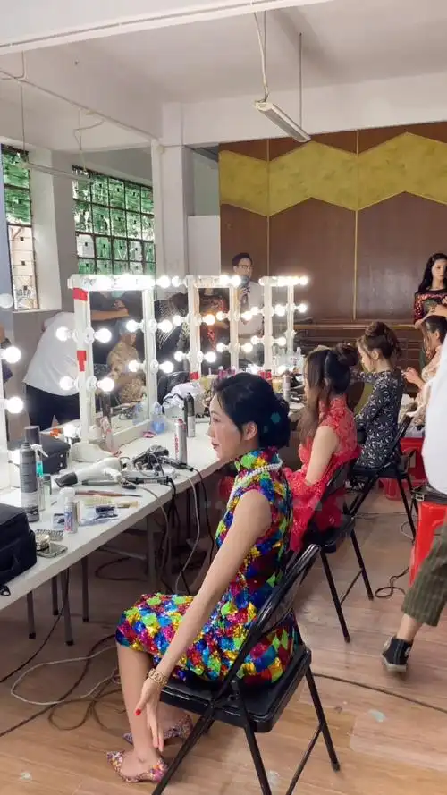 剧组拍戏现场,女演员化妆间,全部都是身高170的