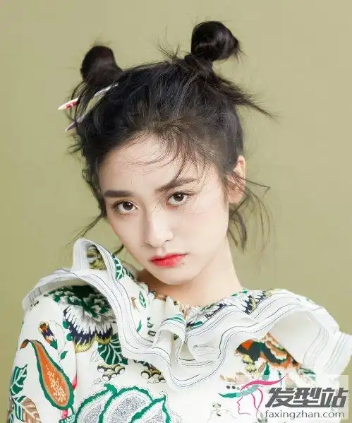 双丸子头怎么扎好看 八款造型随你选怎么扎都可爱_发型站_最新流行