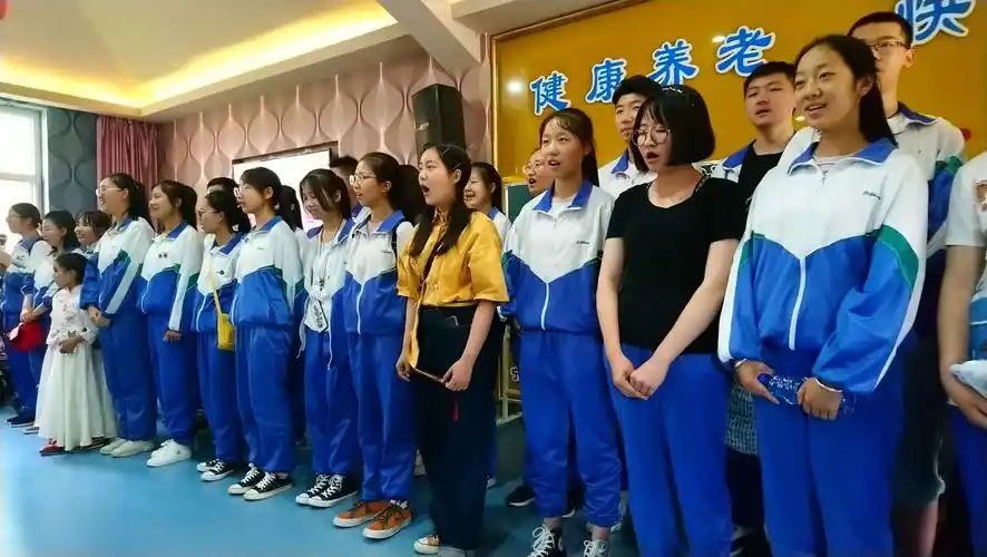 银川二中高中师生耒阅海养院公益慰问老人