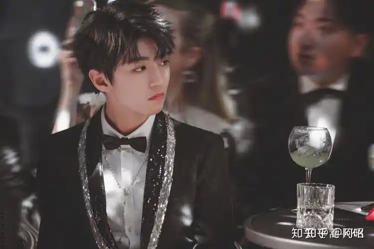 哪位姐妹可以分享一下王俊凯绝美电脑壁纸呀