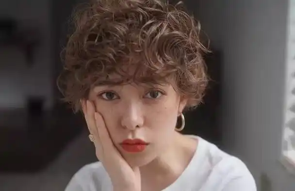 短卷发发型图片(俏皮好看的短卷发发型)(7)